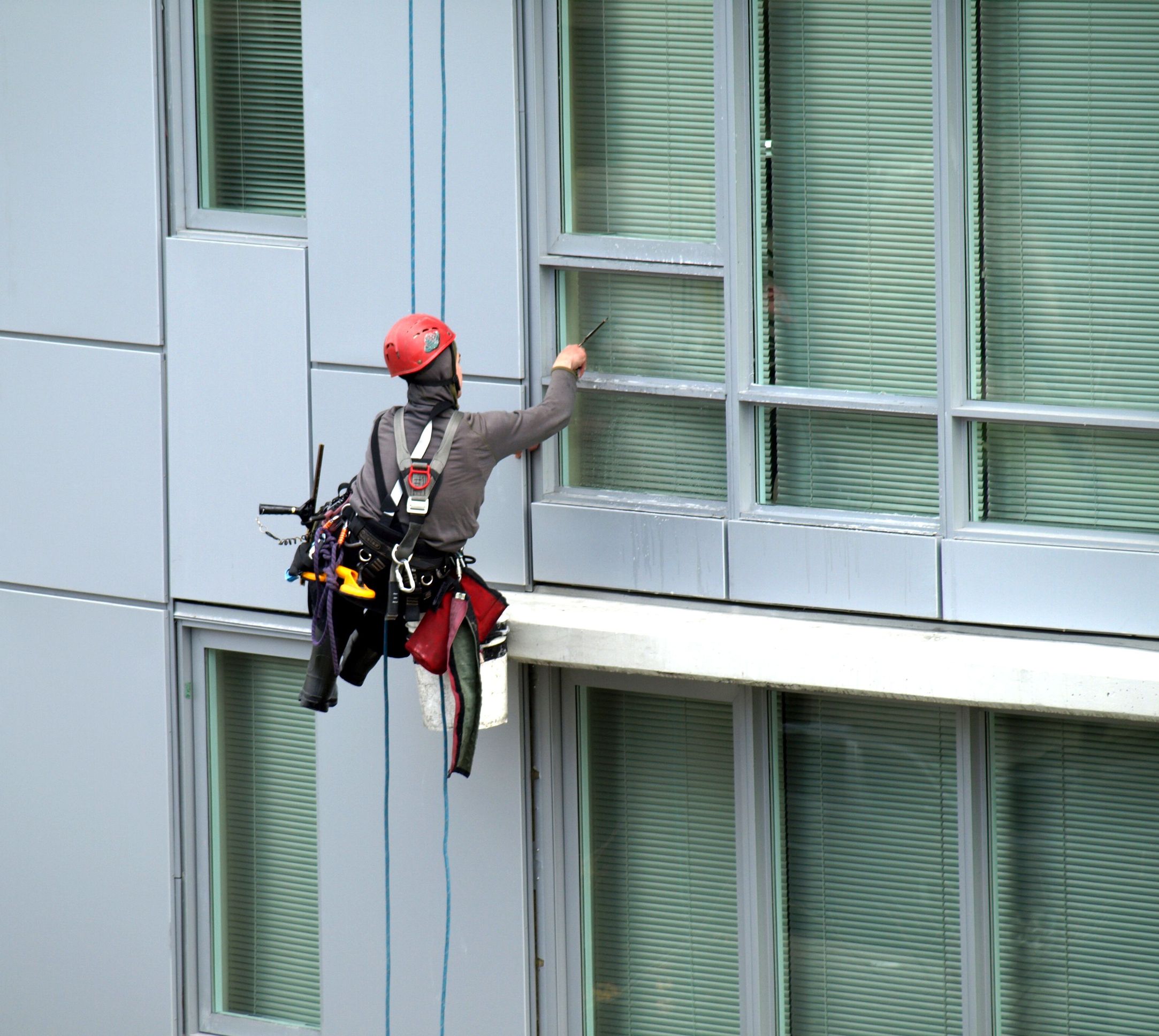 4741778_l-Window-washer-rappelling-in-a-residential-building