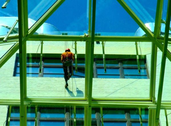 5321476_l-Window-cleaner-e1753336104128